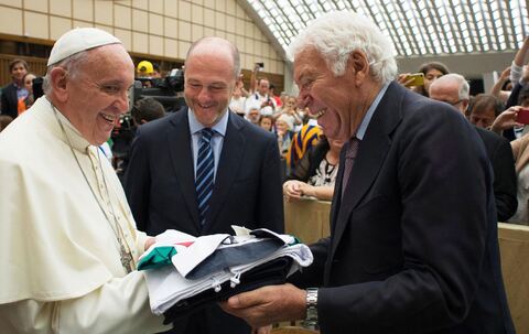 Nicola Pietrangeli mit Papst Franziskus (l)