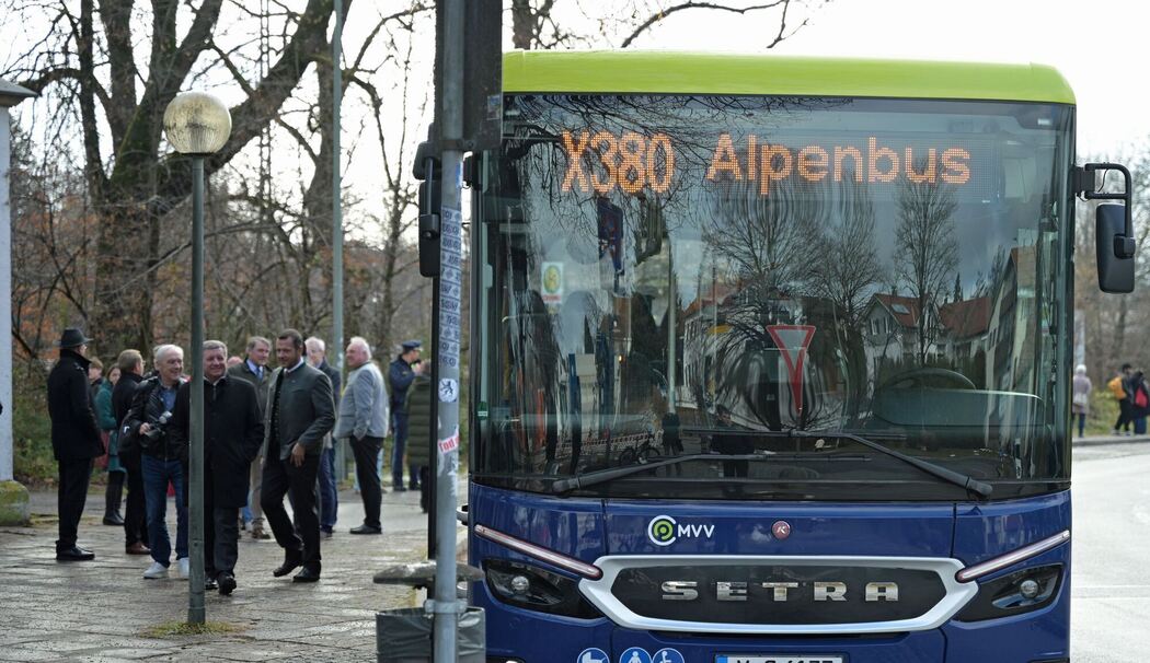 Start des Alpenbusses