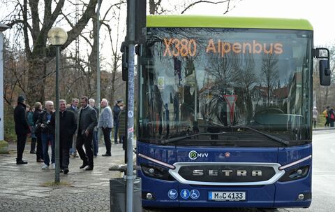 Start des Alpenbusses