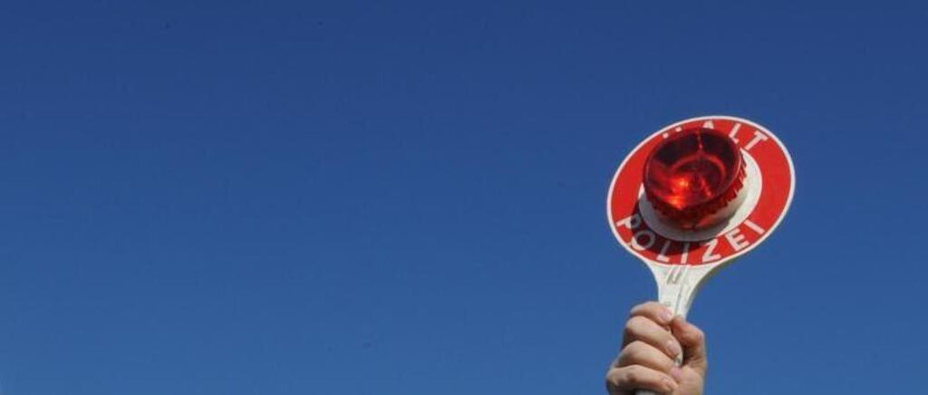 Schleierfahnder Fahnder Kontrolle Polizeikontrolle Kelle Polizeikelle Halt Polizei Polizeischild