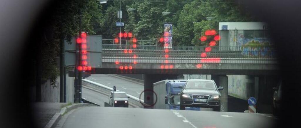 Blitzer Raser Radarkontrolle Radarfalle Geschwindigkeit Laserpistole